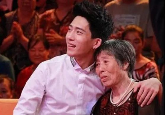 未满月就被父母抛弃,靠奶奶摆地摊养大,成名后报恩送千万豪宅