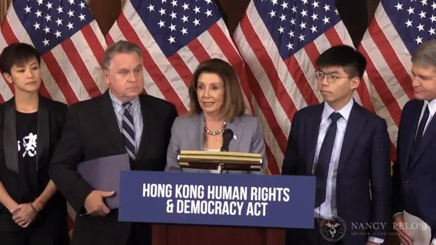 2019年9月18日，美國眾議院議長南希·佩洛西（Nancy Pelosi）, 眾議員克里斯·史密斯（Chris Smith）（左三）等就「香港人權與民主法案」舉行新聞發布會。黃之鋒、何韻詩等人參加。（視頻截圖）