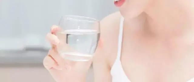 晚上喝三口水竟然这么重要 很多人都不知道