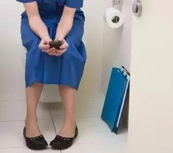 上厕所爱玩手机的注意 你的7个器官正慢慢受损