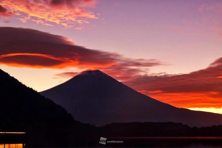 台风路过日本 富士山上空突现罕见奇景 阿波罗新闻网
