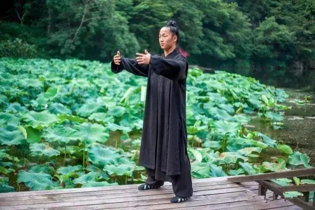 百炼不如一“站”;每天10分钟 调五脏、护关节