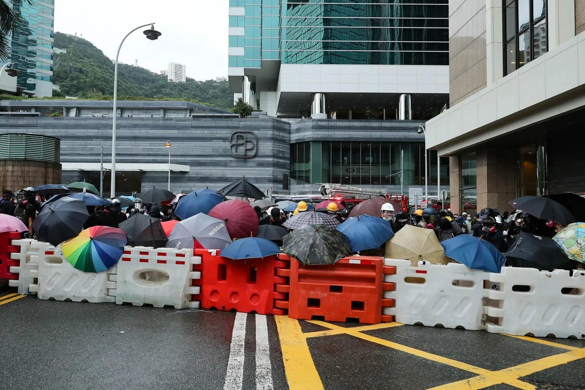 10 月 6 日，金鐘樂禮街，示威者用雪糕筒築起路障。