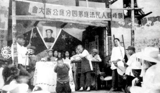 【老照片】农民刚在土改中拿到土地就被中共合作化拿走了
