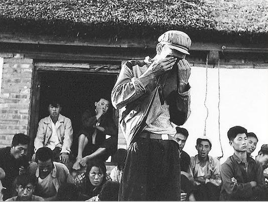 【老照片】农民刚在土改中拿到土地就被中共合作化拿走了