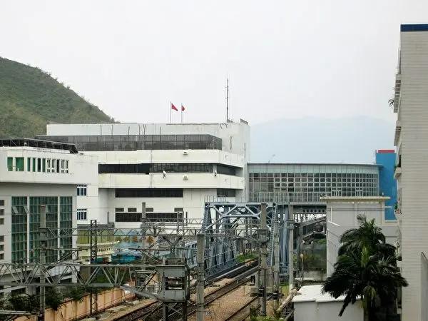 政治决定一切!传奇才女张爱玲逃到香港之前