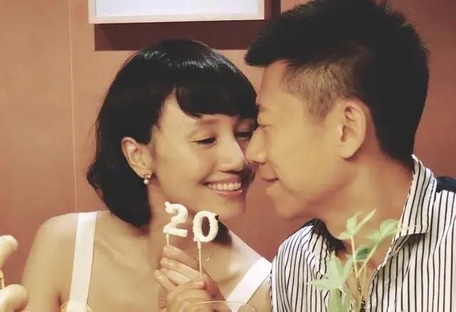 袁泉夏雨罕见同框出行 全程各忙各的互不搭理