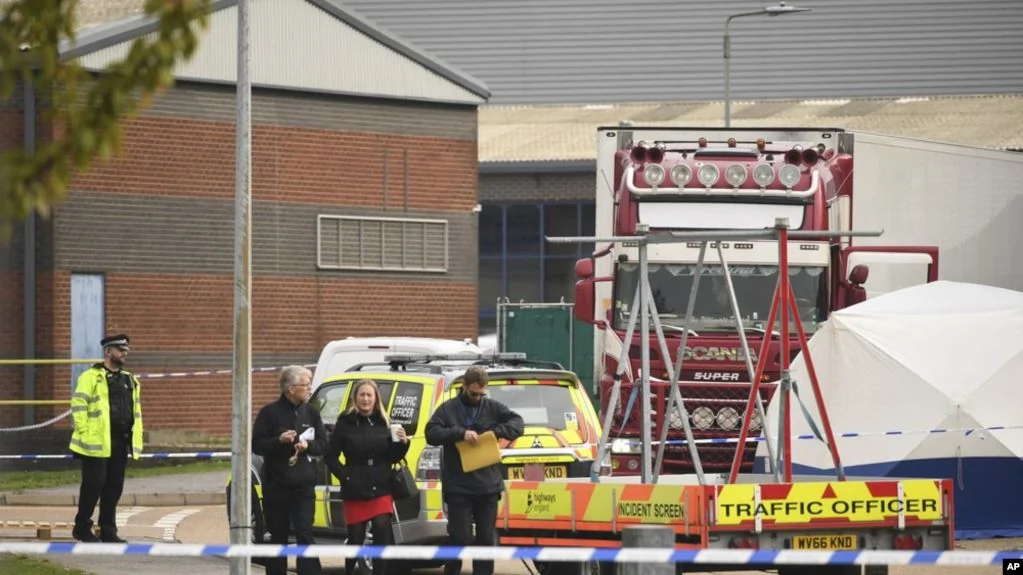 英國警方2019年10月23日凌晨在埃塞克斯郡一輛卡車貨櫃裡發現39具屍體。