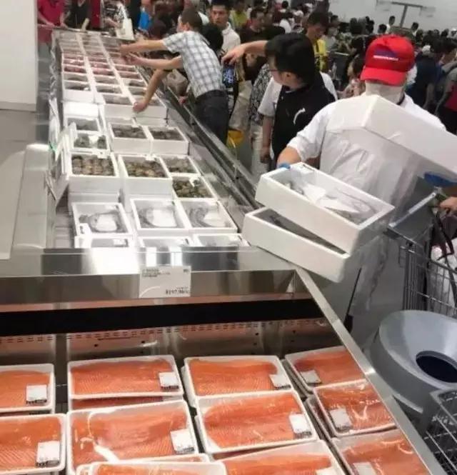 凌晨4点 超市里丑陋的一幕 出卖了无数国人的体面