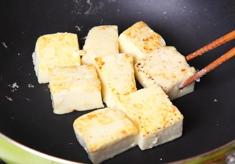 不破皮也不黏鍋!4 個技巧讓煎豆腐100%完美! 1 20191030040554268