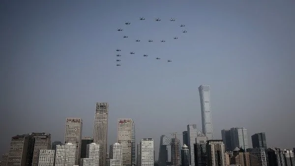 北京“十一”阅兵军机表演。