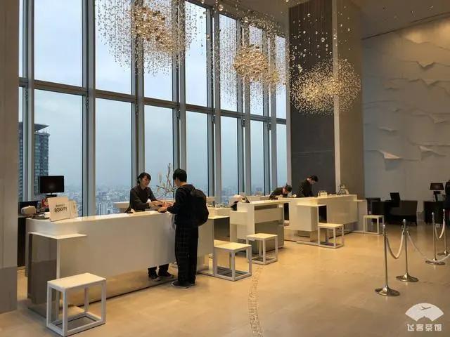 中国小伙入住日本最高的五星酒店 对比来看 这服务态度不得不服!