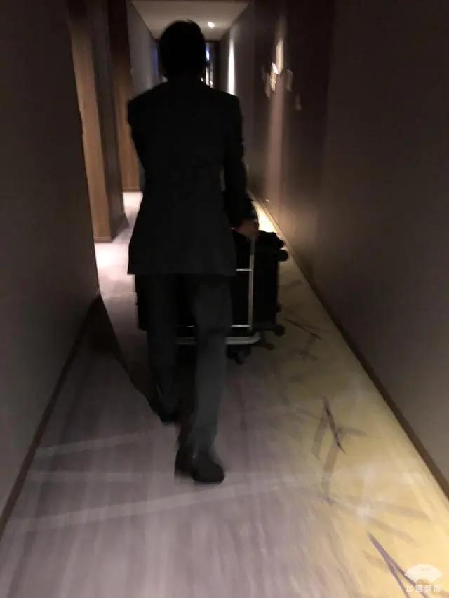 中国小伙入住日本最高的五星酒店 对比来看 这服务态度不得不服!
