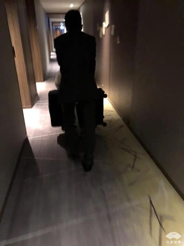 中国小伙入住日本最高的五星酒店 对比来看 这服务态度不得不服!