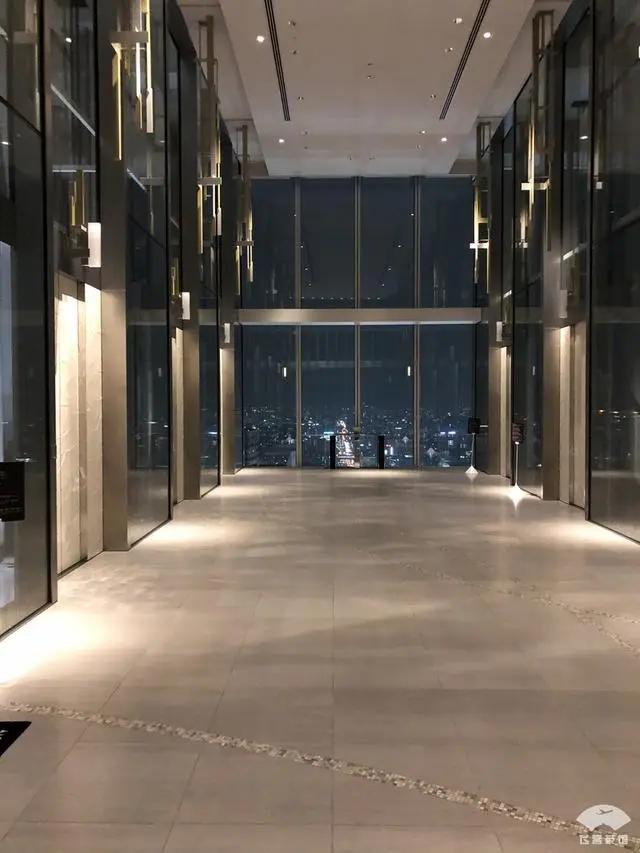 中国小伙入住日本最高的五星酒店 对比来看 这服务态度不得不服!