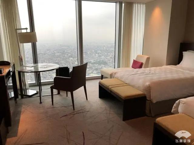 中国小伙入住日本最高的五星酒店 对比来看 这服务态度不得不服!