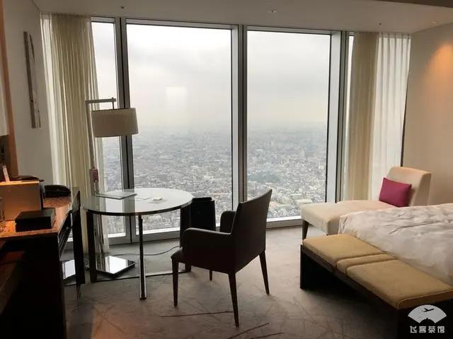 中国小伙入住日本最高的五星酒店 对比来看 这服务态度不得不服!
