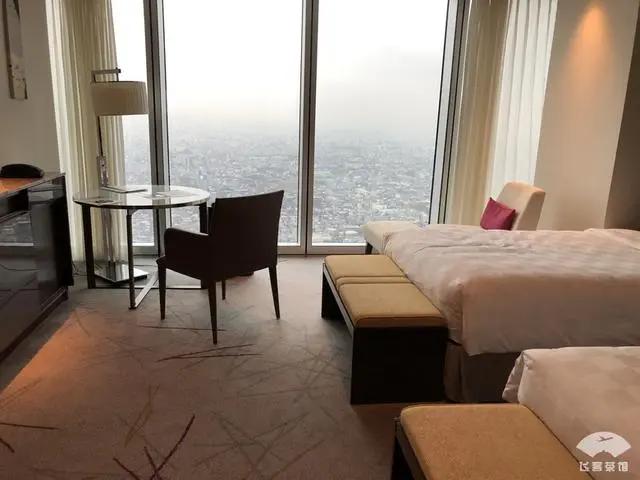 中国小伙入住日本最高的五星酒店 对比来看 这服务态度不得不服!