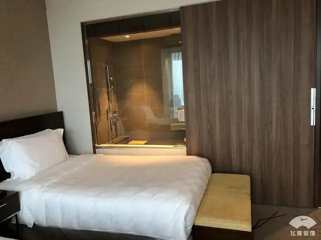 中国小伙入住日本最高的五星酒店 对比来看 这服务态度不得不服!