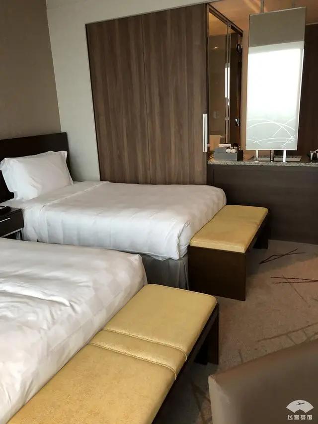 中国小伙入住日本最高的五星酒店 对比来看 这服务态度不得不服!