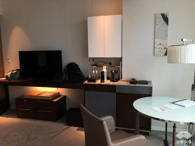 中国小伙入住日本最高的五星酒店 对比来看 这服务态度不得不服!