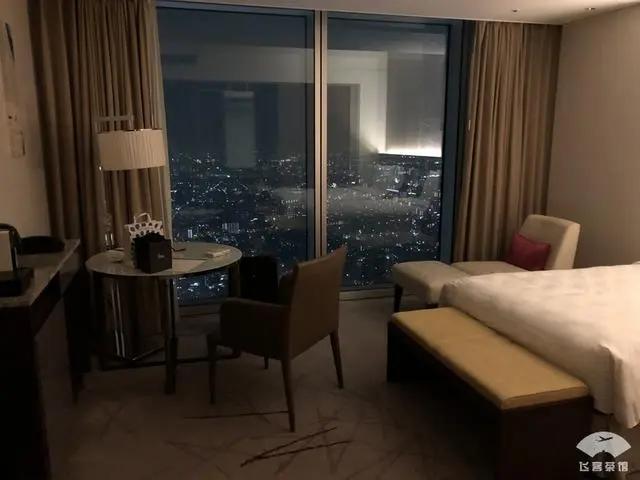 中国小伙入住日本最高的五星酒店 对比来看 这服务态度不得不服!