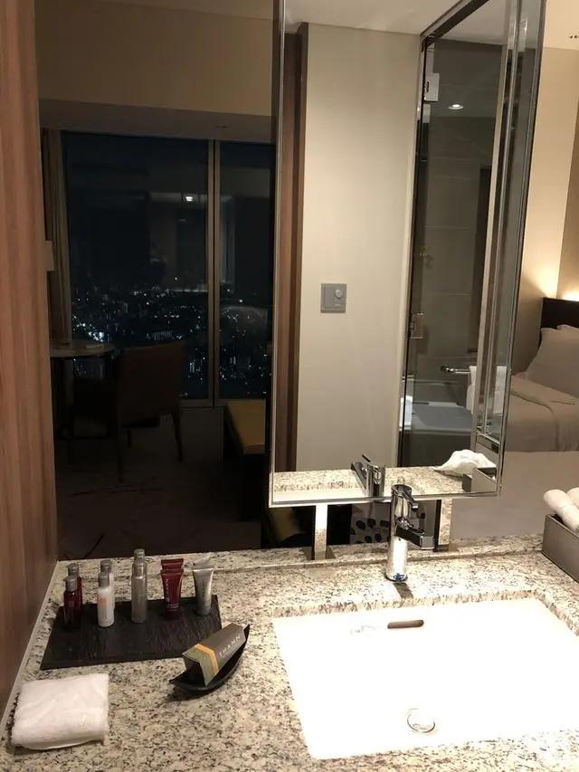 中国小伙入住日本最高的五星酒店 对比来看 这服务态度不得不服!