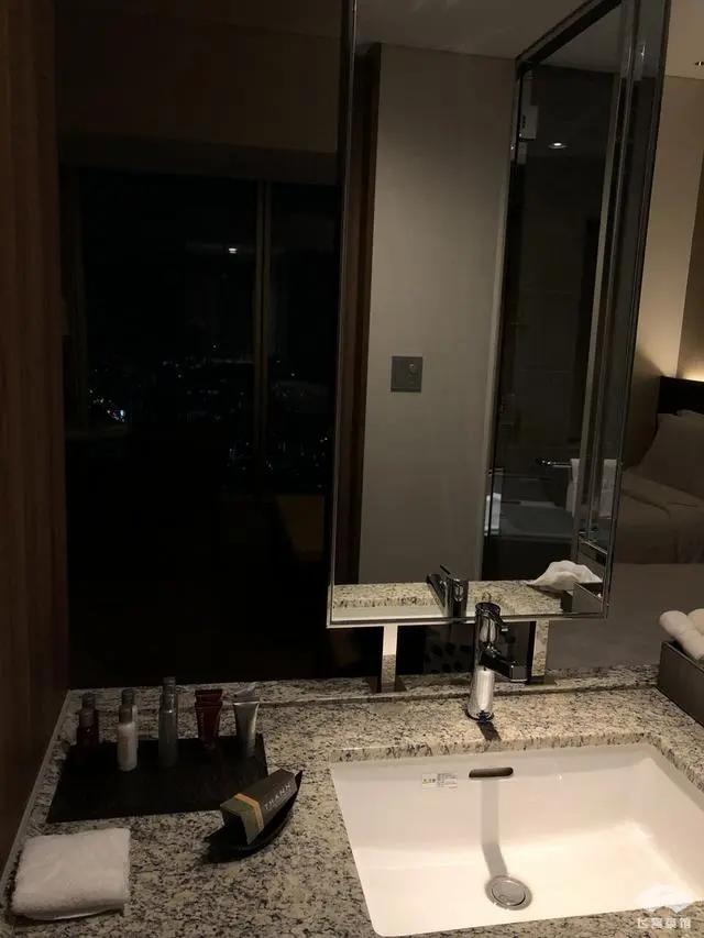 中国小伙入住日本最高的五星酒店 对比来看 这服务态度不得不服!