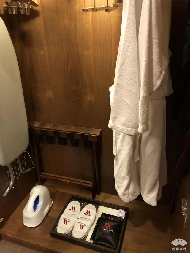 中国小伙入住日本最高的五星酒店 对比来看 这服务态度不得不服!