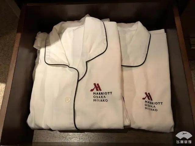 中国小伙入住日本最高的五星酒店 对比来看 这服务态度不得不服!