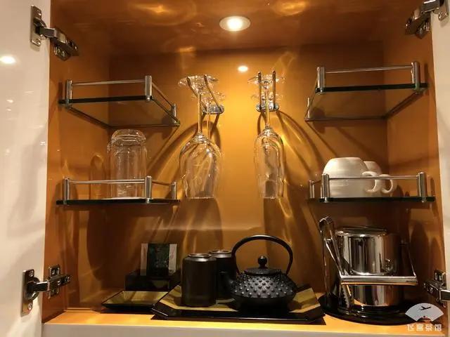 中国小伙入住日本最高的五星酒店 对比来看 这服务态度不得不服!