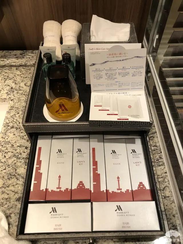 中国小伙入住日本最高的五星酒店 对比来看 这服务态度不得不服!