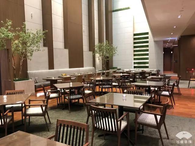 中国小伙入住日本最高的五星酒店 对比来看 这服务态度不得不服!