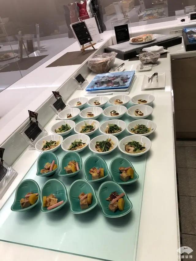 中国小伙入住日本最高的五星酒店 对比来看 这服务态度不得不服!