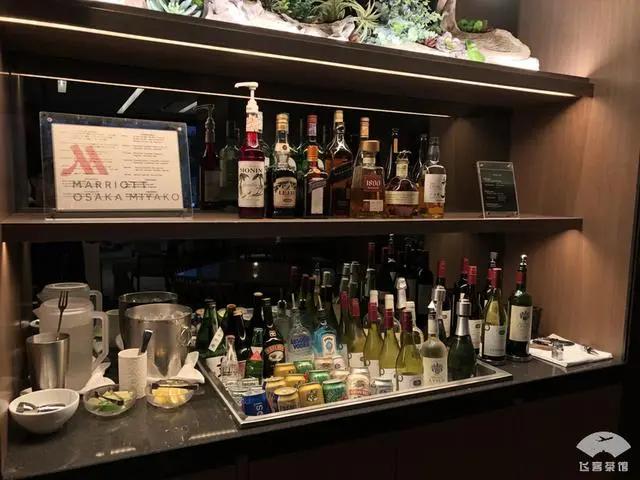 中国小伙入住日本最高的五星酒店 对比来看 这服务态度不得不服!
