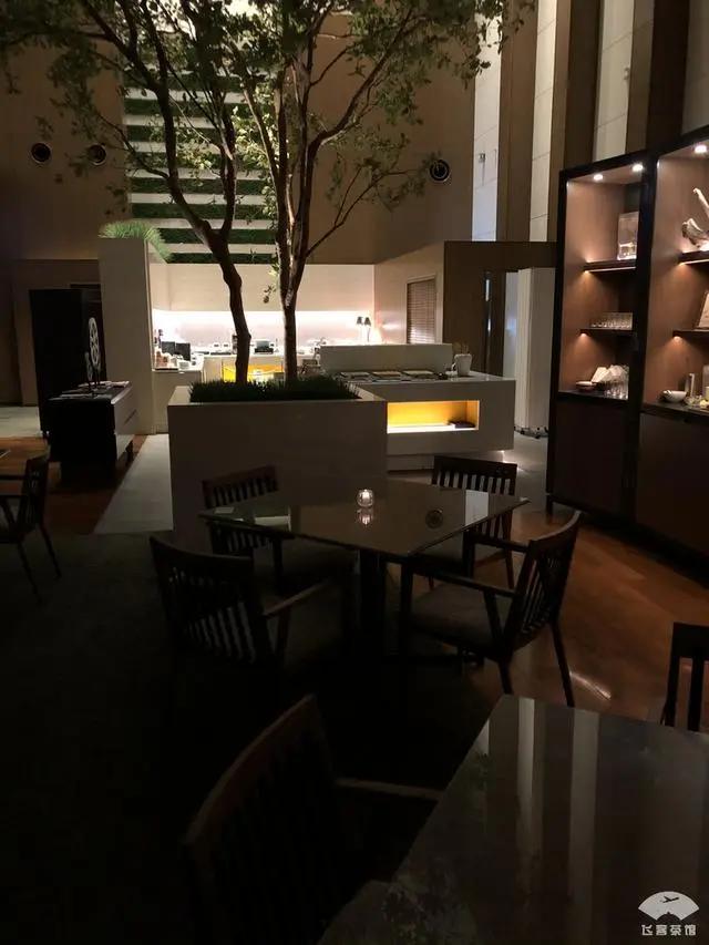 中国小伙入住日本最高的五星酒店 对比来看 这服务态度不得不服!