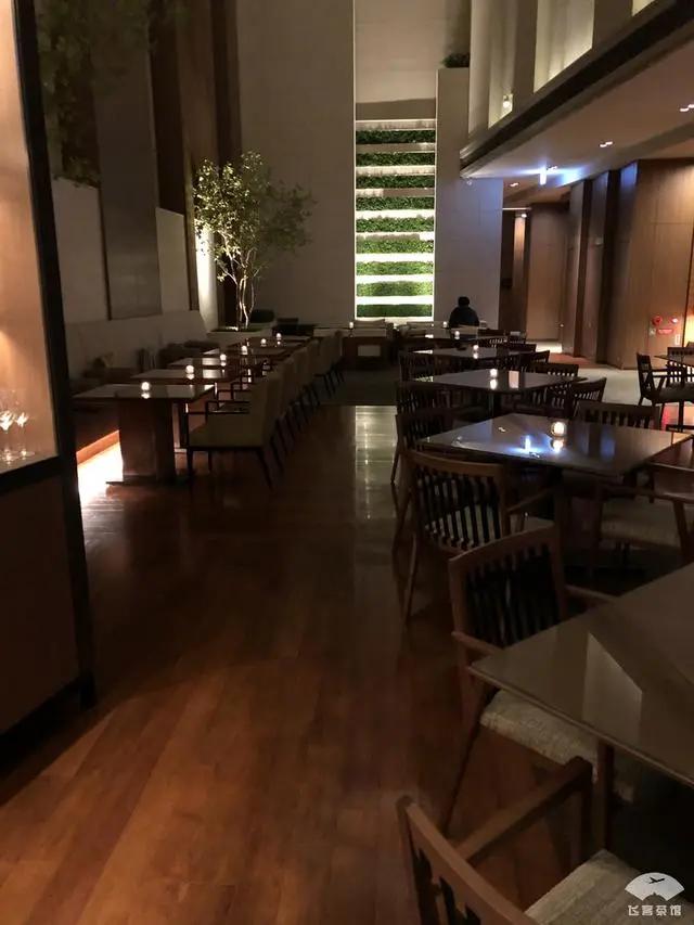 中国小伙入住日本最高的五星酒店 对比来看 这服务态度不得不服!