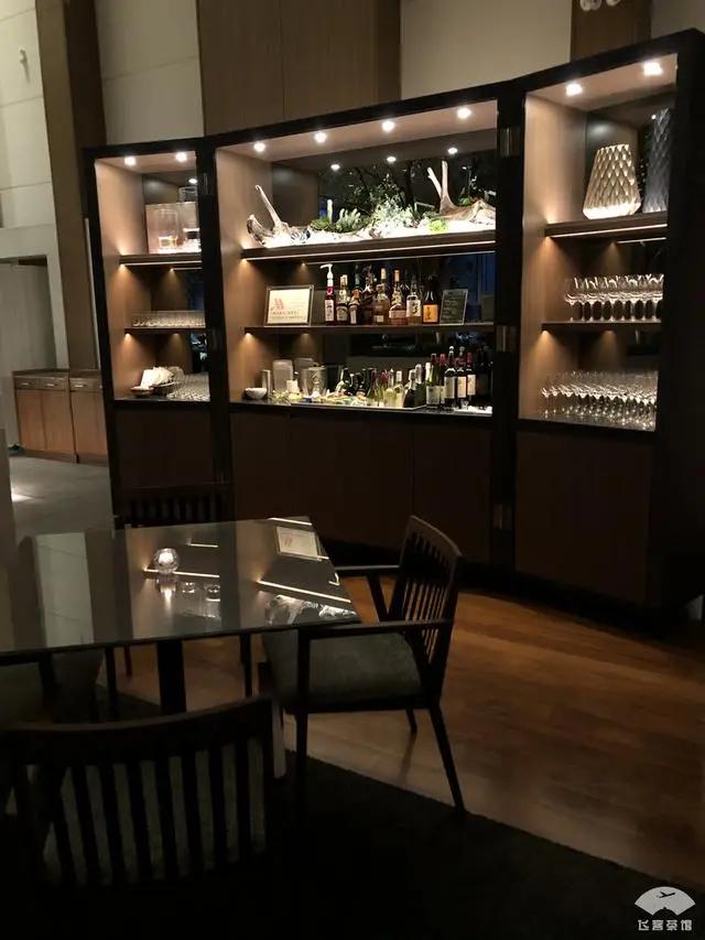 中国小伙入住日本最高的五星酒店 对比来看 这服务态度不得不服!