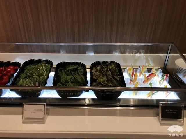 中国小伙入住日本最高的五星酒店 对比来看 这服务态度不得不服!