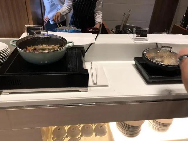 中国小伙入住日本最高的五星酒店 对比来看 这服务态度不得不服!