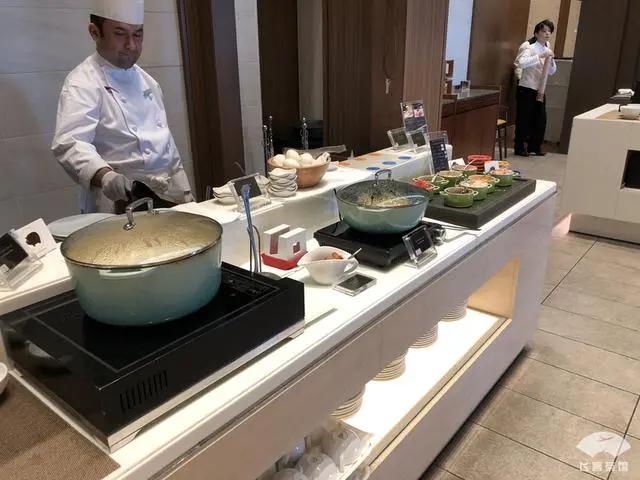 中国小伙入住日本最高的五星酒店 对比来看 这服务态度不得不服!