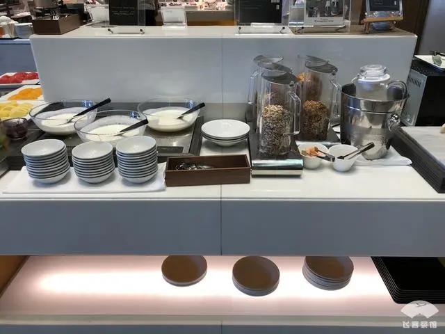 中国小伙入住日本最高的五星酒店 对比来看 这服务态度不得不服!