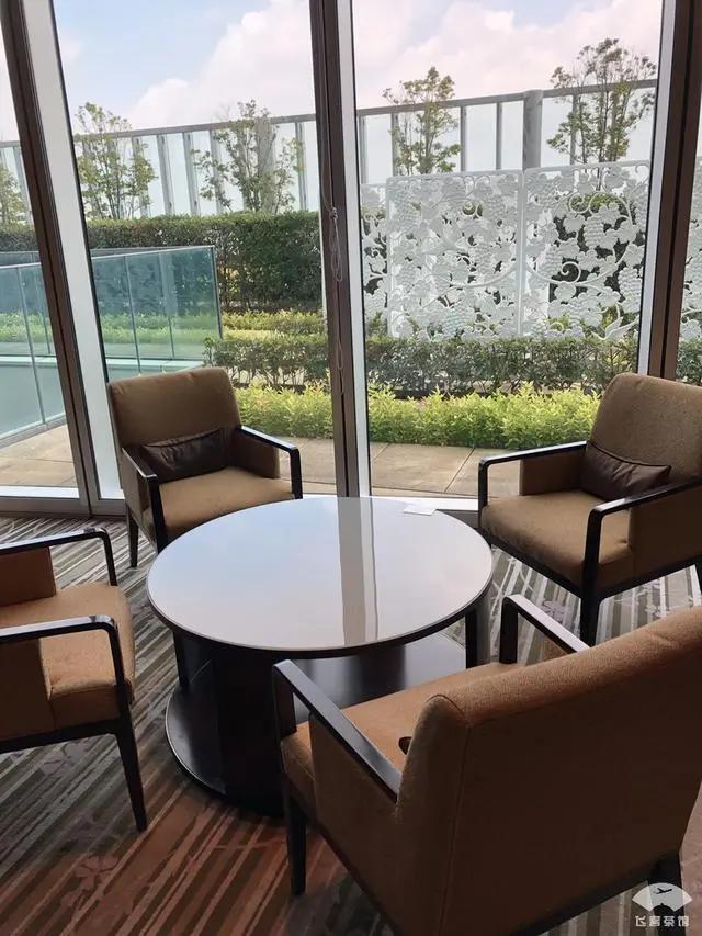 中国小伙入住日本最高的五星酒店 对比来看 这服务态度不得不服!