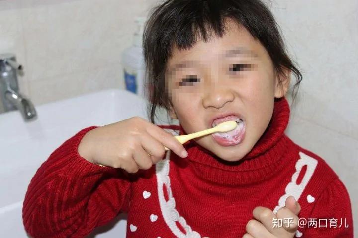 父母不注意这4点 小心孩子牙齿长歪 第一个很多家长都中招了