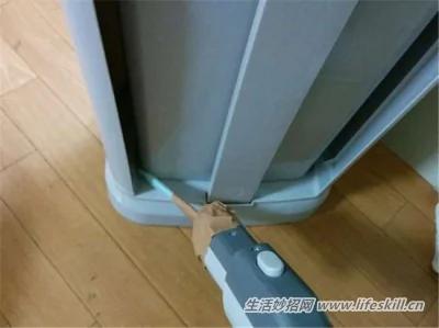 缝隙中的灰尘怎么清理?巧用吸管来帮忙