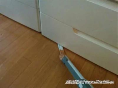缝隙中的灰尘怎么清理?巧用吸管来帮忙