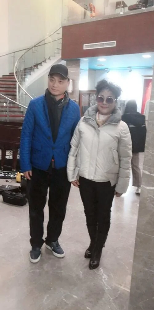主持人崔永元近照曝光与粉丝合影面带微笑略显憔悴 阿波罗新闻网