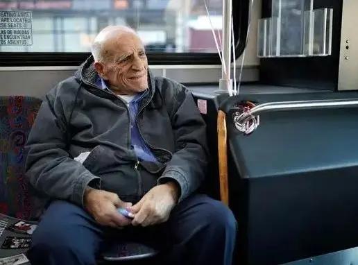 最後一天上班 他在回家的公交車上 淚流滿面