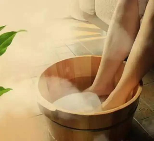 天气凉了 你知道如何泡脚才最健康吗?这篇文章告诉你