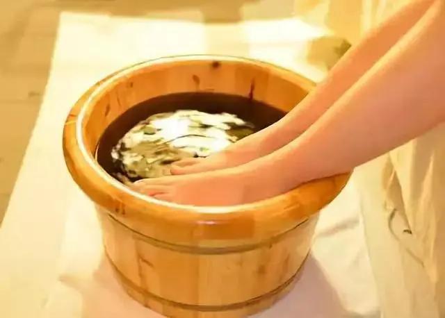 天气凉了 你知道如何泡脚才最健康吗?这篇文章告诉你